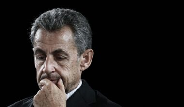 Franse oud-president Sarkozy komt na bijna drie weken in de cel weer vrij – maar voor hoelang?