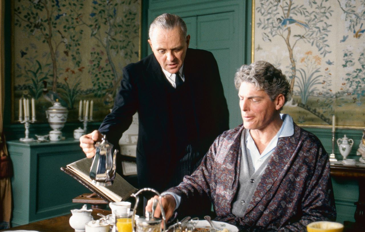 Butler Stevens (Anthony Hopkins) serveert ontbijt aan senator Jack Lewis (Christopher Reeve) in  de film ‘The Remains of the Day’ uit 1992. 