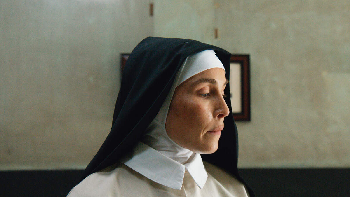 Actrice Noomi Rapace speelt een tegendraadse Moeder Teresa: “Ik was doodsbang en vereerd” - De Standaard