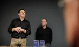 De uitgevers Erik Lehnert (l.) en  Götz Kubitschek op de boekenbeurs Seitenwechsel.  