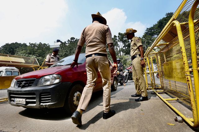 Extra politiecontroles bij het gebouw van de regionale regering van de Indiase deelstaat Karnataka. Overal in het land werd de beveiliging verscherpt na de explosie, maandag, bij het Rode Fort in New Delhi.
