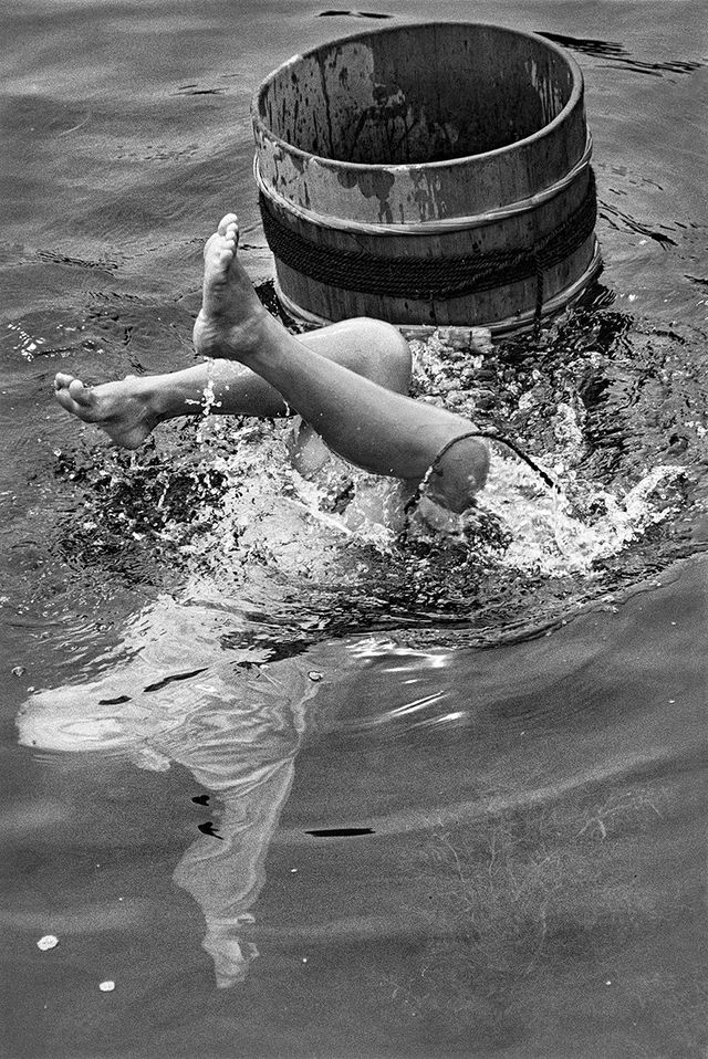 Opening van het zeeoren-oogstseizoen, niet ver van het strand van Azurihama,  1964. 
