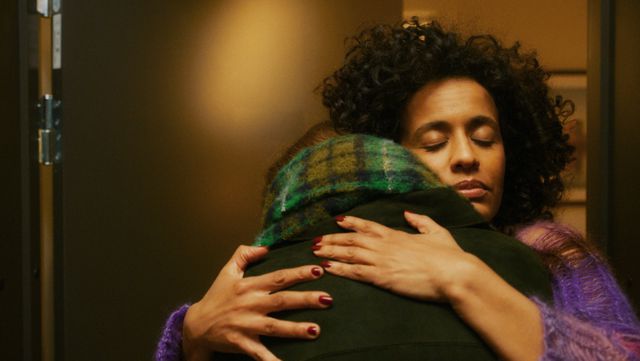 Johanne (Ella Øverbye) knuffelt haar docente Johanna (Selome Emnetu).