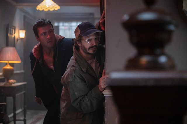 Ben (Powell) en Elton (Michael Cera) op de vlucht in een huis vol valstrikken.