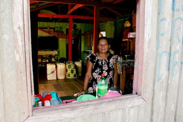 Maria de Nazaré woont aan de Urucu-rivier waarover de vrachtschepen naar de olieterminal varen.