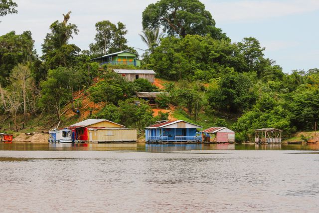 Langs de rivier Urucu staan tientallen kleine nederzettingen.