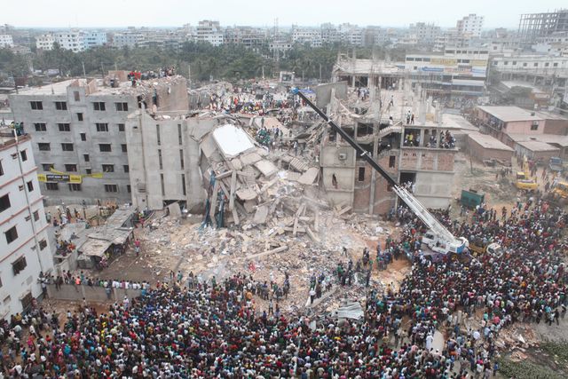 In april 2013 kwamen meer dan 1.100 mensen om het leven toen het Rana Plaza-gebouw instortte in Bangladesh. Het was een onveilig fabrieksgebouw waar arbeiders kleding maakten voor westerse retailers. 