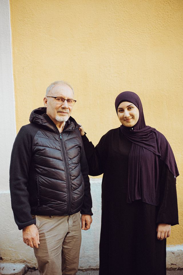 Claude Emmanuel Triomphe en Jenna Abbes, die meedoet aan het programma van de stichting van Triomphe.