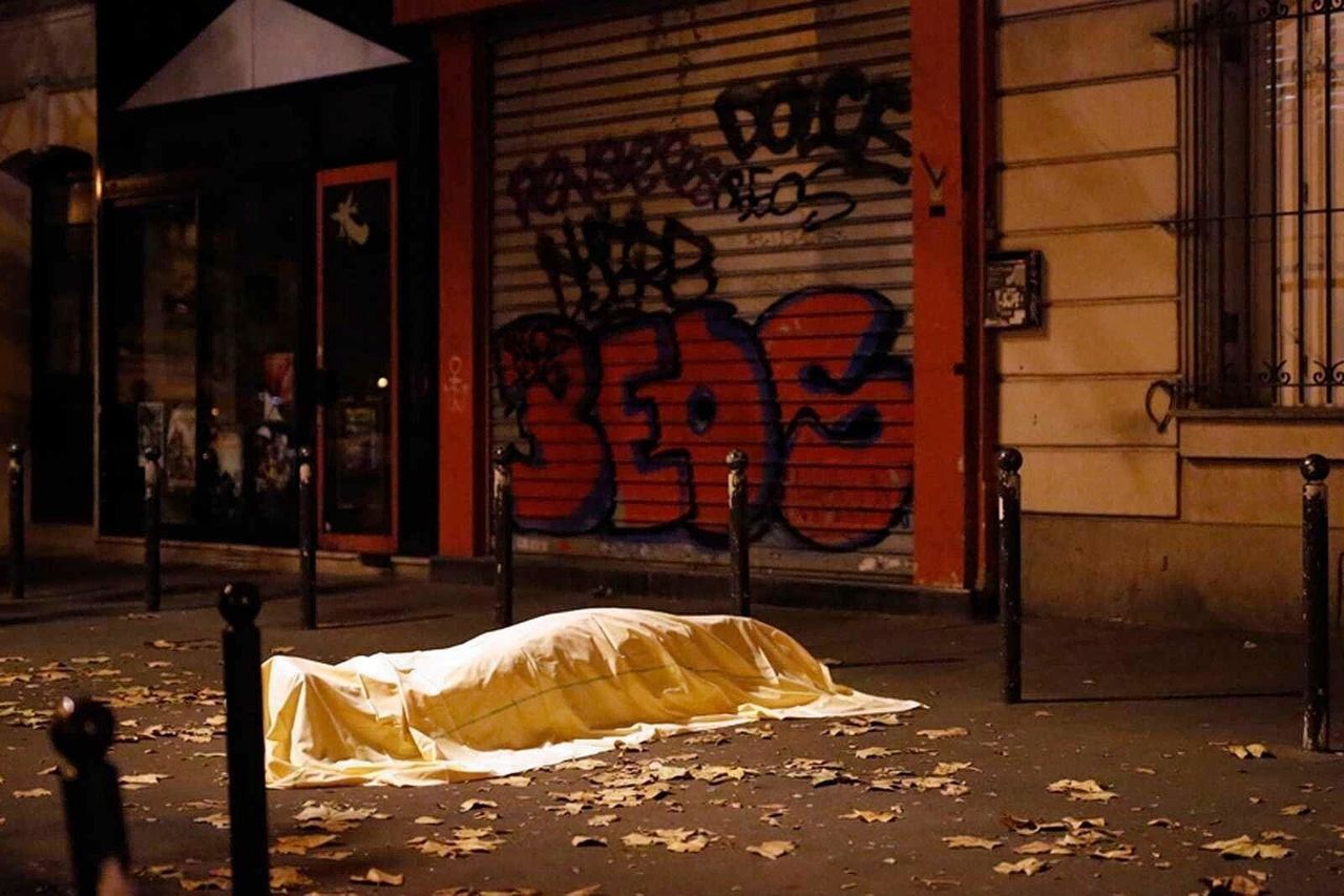 Een slachtoffer buiten het Bataclan, 13 november 2015.