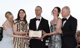 Regisseur Joachim Trier (midden) toont op 24 mei 2025 samen met zijn cast, (vlnr) Elle Fanning, Inga Ibsdotter Lilleaas, Renate Reinsve en Stellan Skarsgard, de Grand Prix van Cannes voor zijn film ‘Sentimental Value’. 