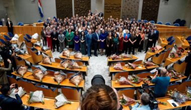 Alle nieuwe en oude Kamerleden beëdigd en op de foto gezet. Voorzitter Bosma: ‘Hier lachten ze nog’