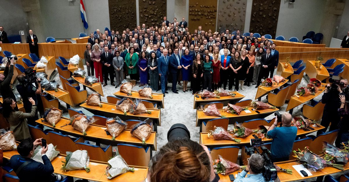 Alle nieuwe en oude Kamerleden beëdigd en op de foto gezet. Voorzitter Bosma: ‘Hier lachten ze nog’