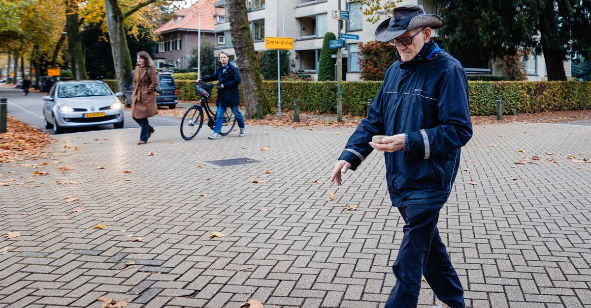 Een kompas voor mensen met dementie: Ja, hij heeft dementie en ja, hij verdwaalde al eens. En toch vindt hij altijd zijn huis terug