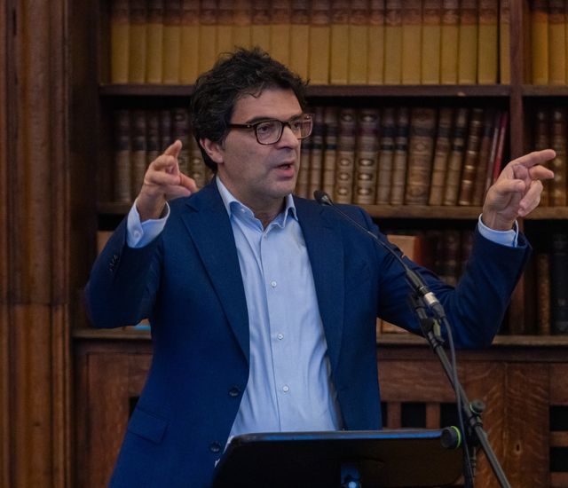 Georgios Varouxakis in de collegezaal.