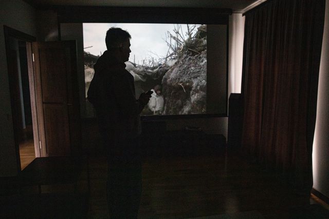 A., een 36-jarige IT-programmeur, bekijkt op het scherm van zijn thuisbioscoop beelden van vechtende soldaten. 