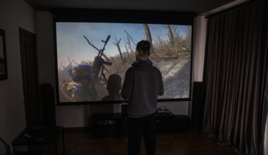 ‘Ik verwijt mezelf dat ik een lafaard ben.’ Deze Oekraïense man verstopt zich thuis, uit vrees voor mobilisatie