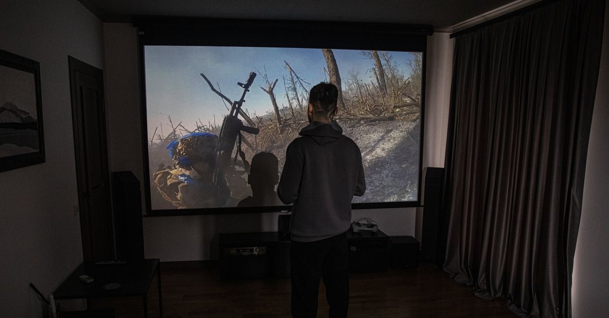 ‘Ik verwijt mezelf dat ik een lafaard ben.’ Deze Oekraïense man verstopt zich thuis, uit vrees voor mobilisatie