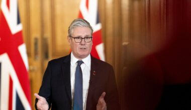 Het team rond premier Starmer wakkert de storm rond zijn positie verder aan