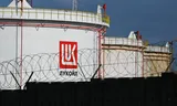 Olieopslagplaatsen van Lukoil in de haven van de Bulgaarse stad Burgas. Bulgarije am maatregelen om te voorkomen dat het de Lukoil-raffinaderij in Burgas moet nationaliseren als gevolg van de Amerikaanse sancties. 