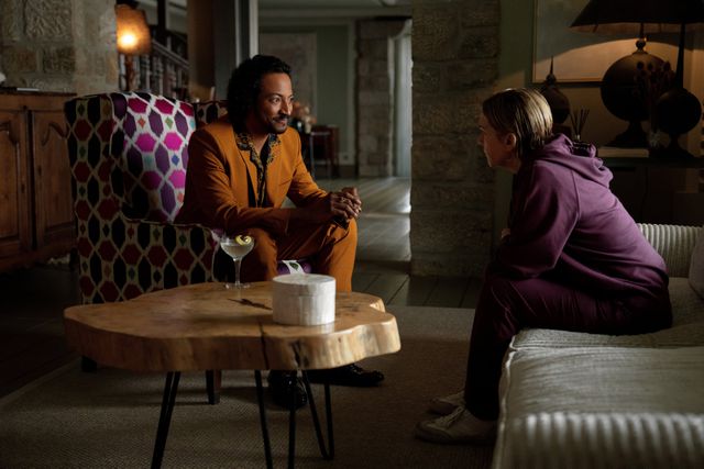 Koumba (Samba Schutte) in gesprek met Carol (Rhea Seehorn).