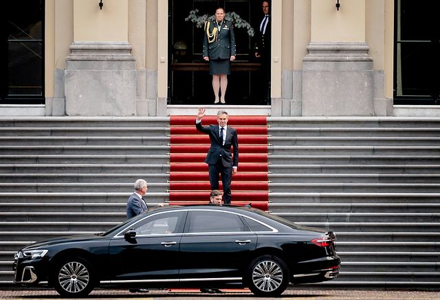 Premier Dick Schoof verlaat Huis ten Bosch, nadat hij het ontslag van zijn kabinet heeft aangeboden aan Koning Willem-Alexander.