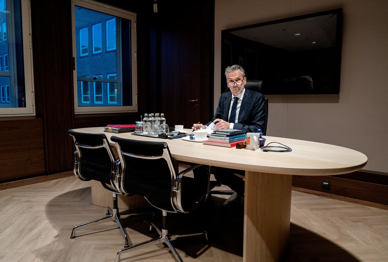 Demissionair premier Dick Schoof tijdens een korte fotosessie in zijn werkkamer, voorafgaand aan de tweede dag van de Algemene Politieke Beschouwingen.