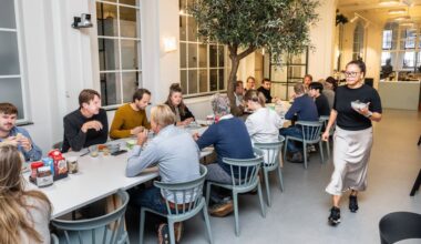 Serumi Bakker vindt gezond leven een keuze en eet een poké bowl