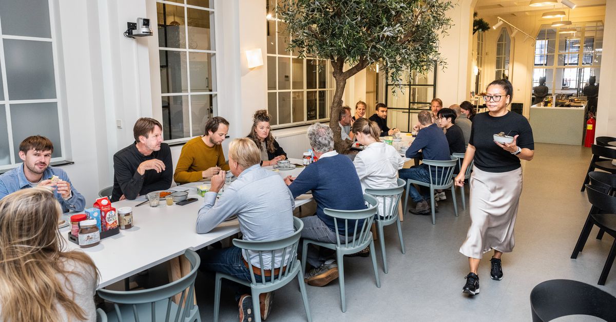 Serumi Bakker vindt gezond leven een keuze en eet een poké bowl