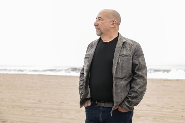 David Mandel op het strand bij Los Angeles.