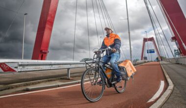 De Rotterdamse postbode Ahmed Abdillahi ziet op zijn rondes een stad die veel anderen niet zien