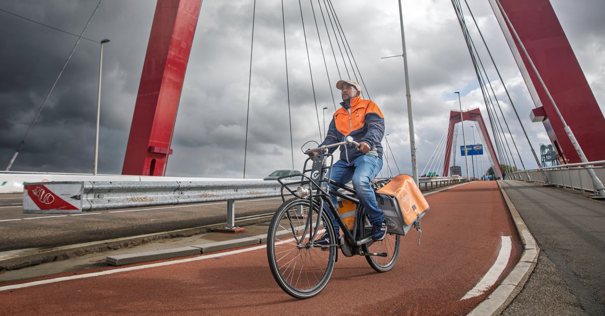 De Rotterdamse postbode Ahmed Abdillahi ziet op zijn rondes een stad die veel anderen niet zien