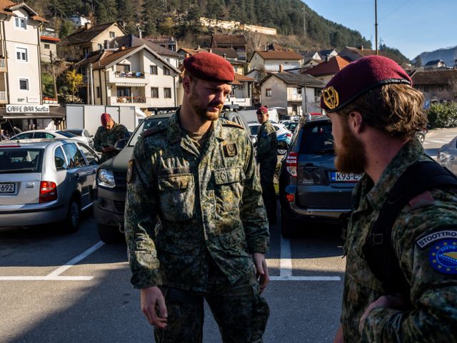 Bij aankomst in Konjic wordt de patrouille in drieën gesplitst.