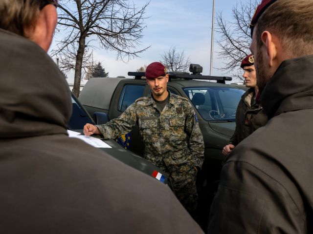 Sergeant Mike brieft zijn mannen voor de patrouille vertrekt naar Konjic.