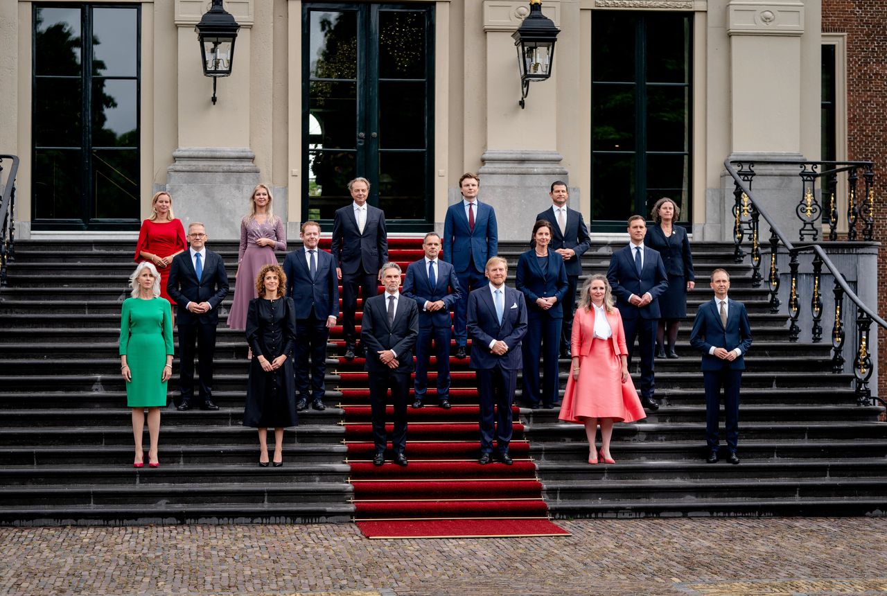 Het kabinet Schoof op het bordes.