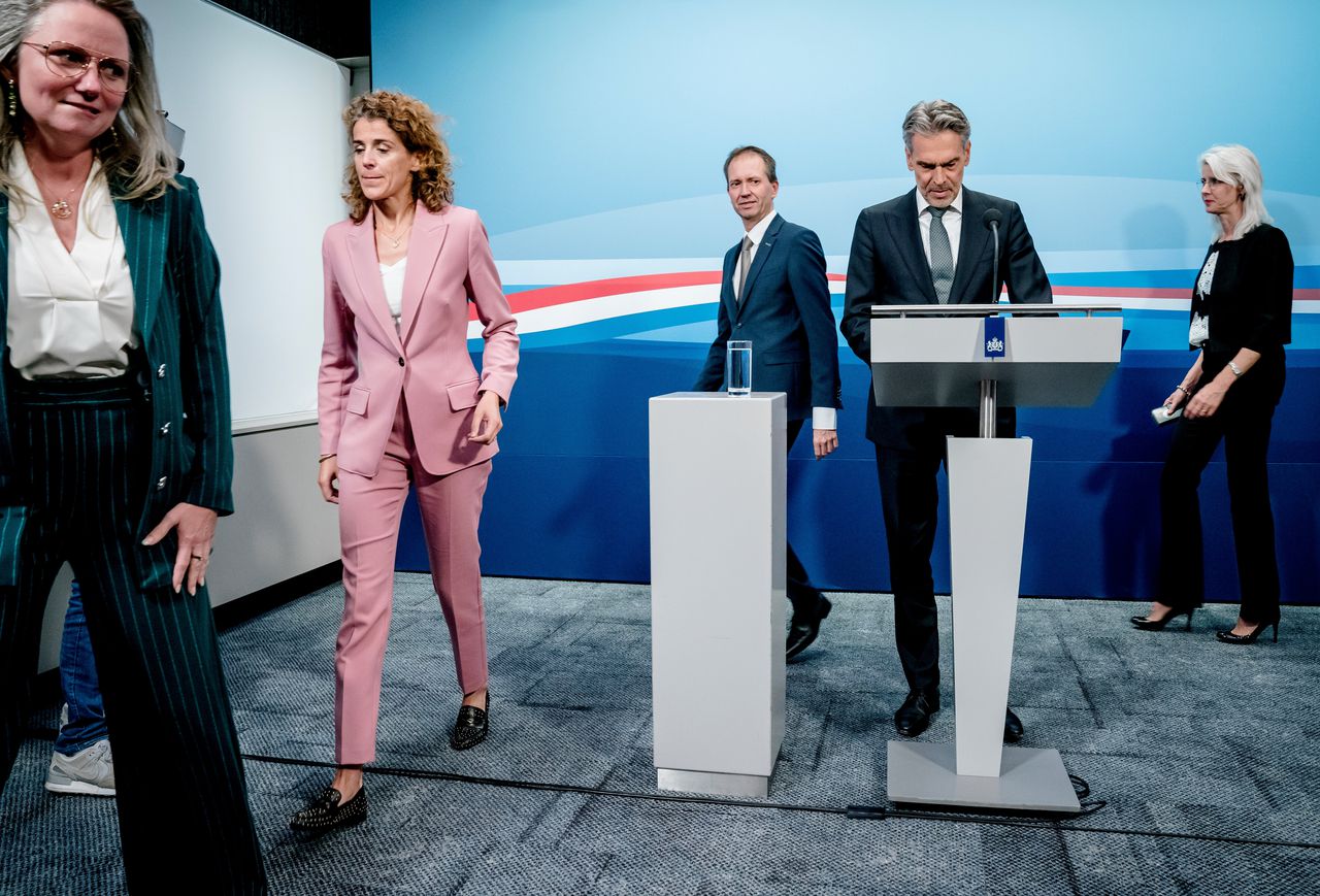 Premier Dick Schoof, ministers Fleur Agema, Eddy van Hijum, Mona Keijzer en Sophie Hermans, voorafgaand aan de presentatie van het regeerprogramma in perscentrum Nieuwspoort.