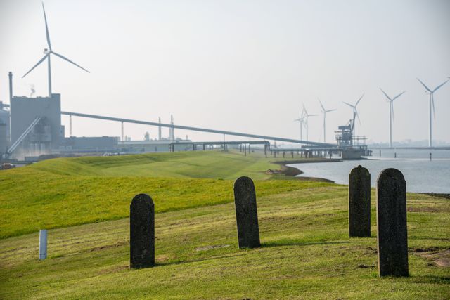 Van Oterdum in Groningen resteren alleen de oude grafstenen, die verplaatst zijn naar de nieuwe dijk.