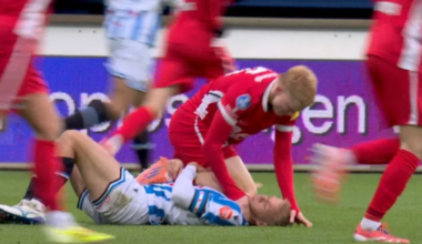 AZ-toptalent Kees Smit grijpt tegenstander bij keel