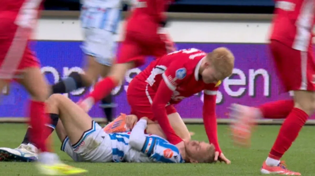 AZ-toptalent Kees Smit grijpt tegenstander bij keel