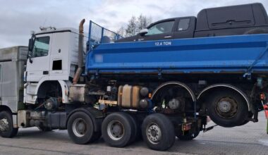 Inspectie haalt combinatie van drie voertuigen van Poolse S3: te hoog, geen keuring en meerdere overtredingen