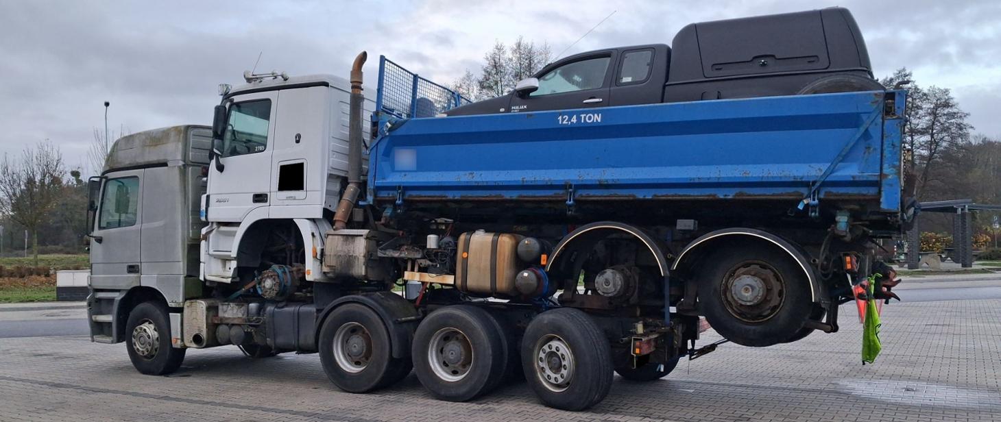 Inspectie haalt combinatie van drie voertuigen van Poolse S3: te hoog, geen keuring en meerdere overtredingen