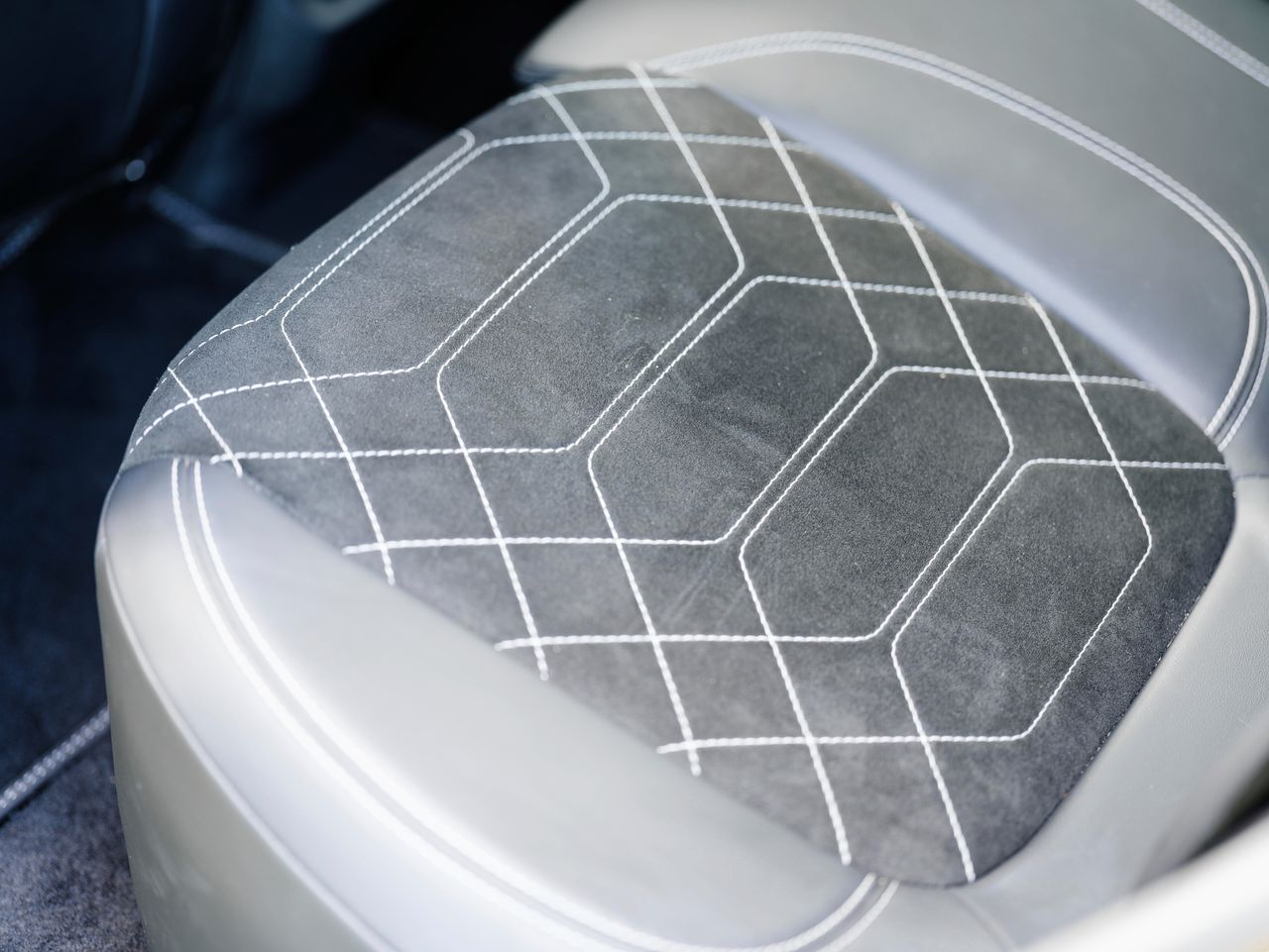 Alleen Ford kan zo’n stikselpatroon verzinnen, maar de voorstoelen zitten goed.