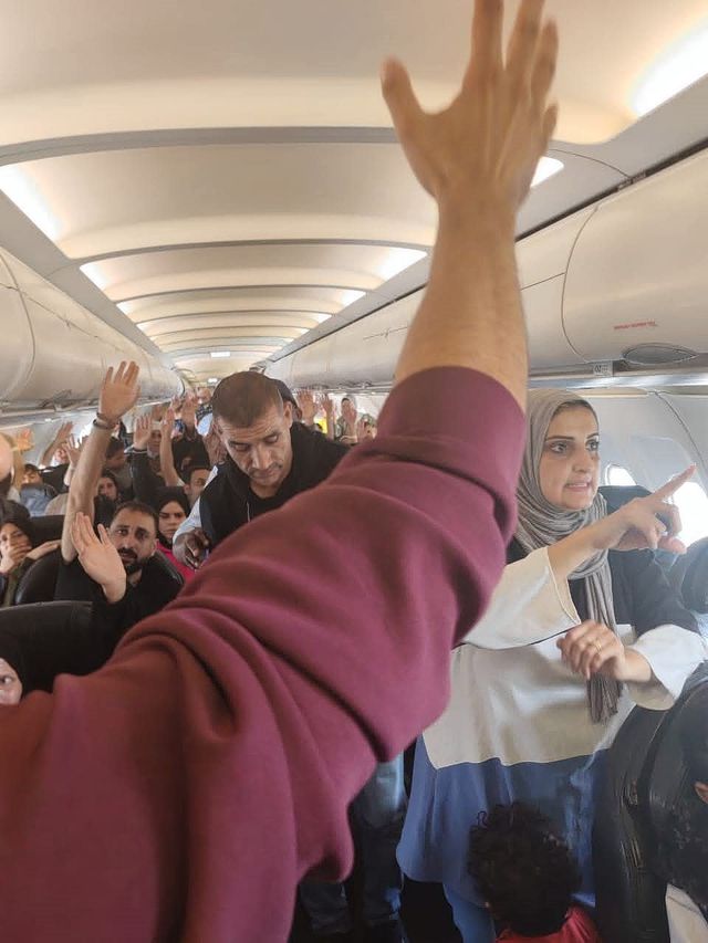 De Gazanen kregen bij vertrek uit Israël geen uitreisstempels en zaten daardoor dertien uur lang vast op de landingsbaan in Johannesburg.