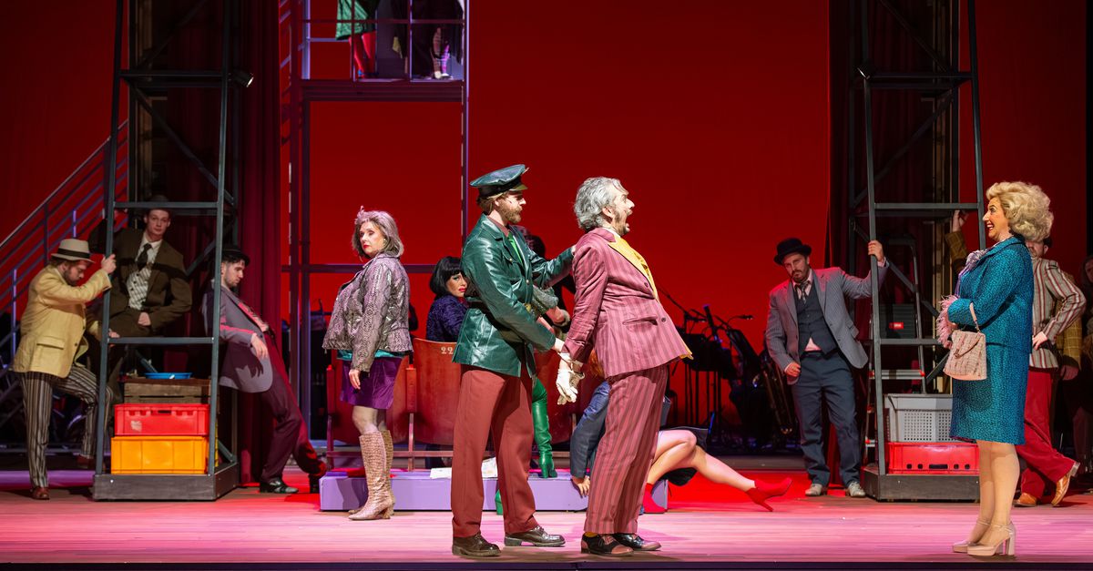 Recensie: Maarten Heijmans speelt de charismatische knuffelschurk in ‘Dreigroschenoper’ bij Opera Zuid