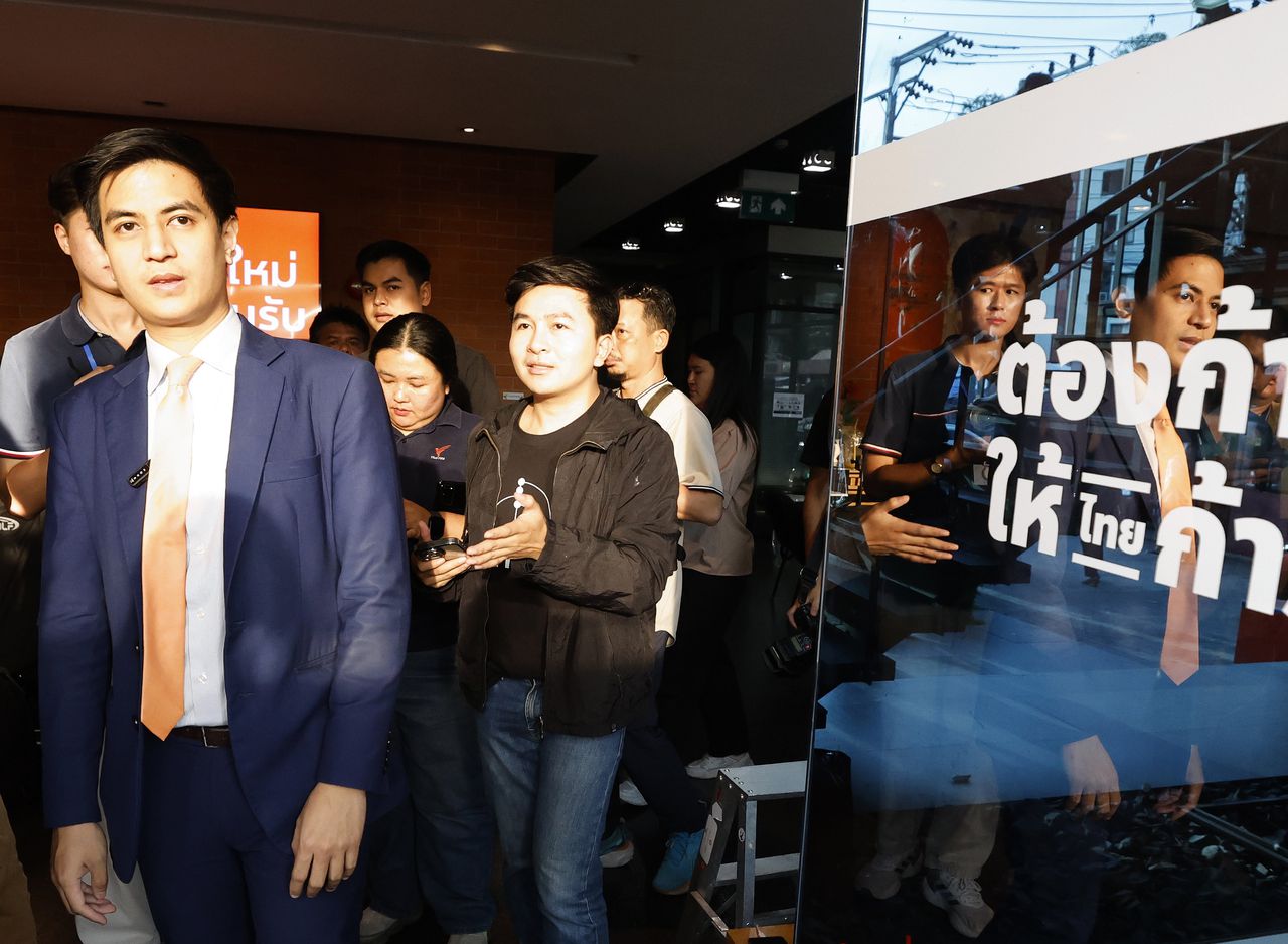 Parit Wacharasindhu van de People’s Party bij een partijbijeenkomst  in september.