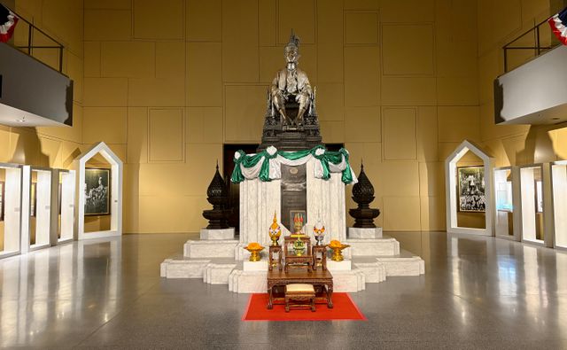 Koning Rama VII gaf Thailand in 1932 zijn grondwet en wordt door veel Thai als een heilige vereerd.