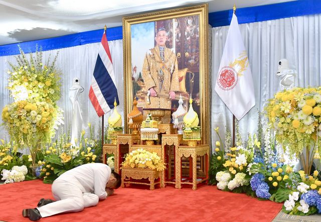 Anutin Charnvirakul voor een portret van de Thaise koning Maha Vajiralongkorn in het hoofdkwartier van zijn Bhumjaithai-partij, bij zijn benoeming tot premier in september.