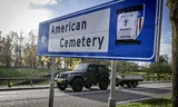 Activisten hebben een pamflet geplakt op een verkeersbord aan de Rijksweg bij het Amerikaanse oorlogskerkhof in Margraten. 