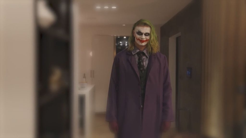 Erling Haaland loopt als 'The Joker' over straat