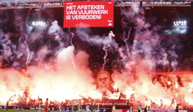 Duel Ajax stilgelegd na enorme hoeveelheid vuurwerk voor overleden supporter