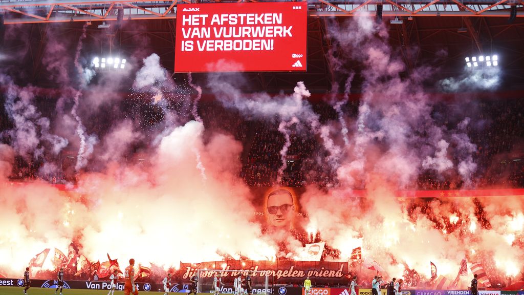 Duel Ajax stilgelegd na enorme hoeveelheid vuurwerk voor overleden supporter